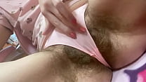 Девушка с супер волосатой киской делает свои трусики грязной мастурбацией с большим клитором