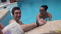 HUNT4K. Une brune mince a des relations sexuelles avec un inconnu au bord de la piscine près de son homme