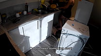 Похотливая жена соблазняет сантехника на кухне, пока ее муж на работе.