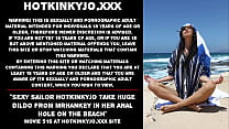 セクシーなセーラーHotkinkyjoはビーチの彼女の肛門の穴でmrhankeyから巨大なディルドを取ります