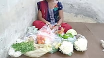 Une fille Desi a grondé un acheteur de légumes vendant des légumes