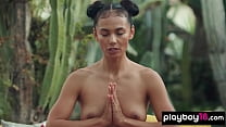 Peituda MILF Daniella Smith e uma adolescente apresentando algumas práticas de ioga erótica