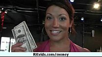 Dinheiro fala por uma prostituta desagradável 13