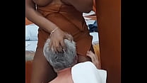 Transvestit aus Ribeirão demütigt einen Kunden in einem billigen Motel – Demütigungsfetisch