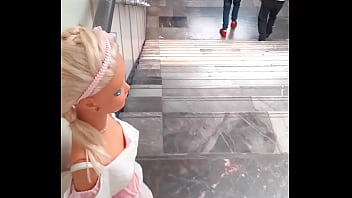 Riesige Barbie in der CDMX-Metro