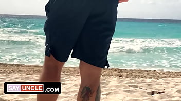Garoto latino tatuado fica com a bunda empinada por dinheiro