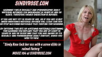 Sindy Rose baise son cul avec un gode à vis dans une usine en ruine