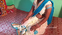 El cuñado frotando la pared en sari blanco vio su coño forzado y sexo anal follando por el culo