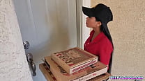 Due i arrapati hanno ordinato una pizza e si sono scopati questa ragazza asiatica sexy delle consegne.