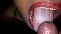 Elle suce ma bite avec des lèvres rouges sexy et je jouis dans sa bouche sexy