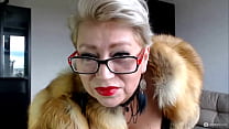 A prostituta russa madura da webcam AimeeParadise em um casaco de pele sopra fumaça na cara de seu escravo virtual!