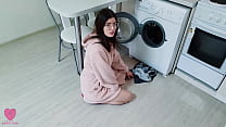 La mia ragazza NON era bloccata nella lavatrice e mi ha sorpreso mentre volevo scoparle la figa