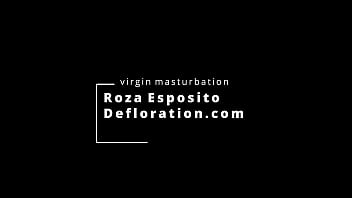 A adolescente virgem Roza Esposito curtindo vibrador em sua boceta virgem