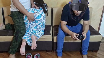 J'espère que mon petit ami commencera à jouer à des jeux de réalité virtuelle pour le tromper avec son meilleur ami qui a la plus grosse bite Ntr Jav