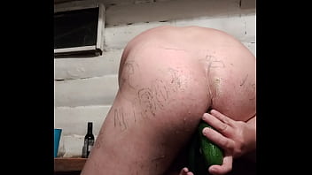 Gay russo ha filmato sul suo smartphone come si scopa il suo delizioso culone con due enormi cetrioli !!! Esclusivo!!! Doppio anale !!! Porno fatto in casa hardcore !!!