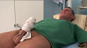 A enfermeira morena com lindos peitos naturais fode a paciente com o pauzão