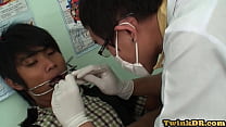 Jovencito asiático examinado criado en misionero por su médico