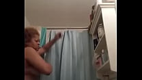 Echter Enkel nimmt seine echte Großmutter in der Dusche auf