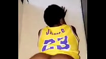 Fille en maillot des Lakers twerk son gros cul et montre sa grosse chatte