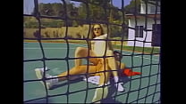 Une brune sexy avec de beaux seins aime baiser sur le court de tennis avec un coach excité et lui suce la bite
