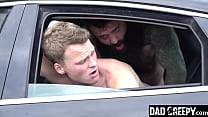 Stiefvater fickt seinen jungen Stiefsohn im Auto - Markus Kage und Brent North