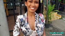 Heißes thailändisches Analbaby Noki bietet einem weißen Touristen den ganzen Körper an