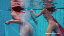 Sieh zu, wie die heißesten Mädchen nackt im Pool schwimmen