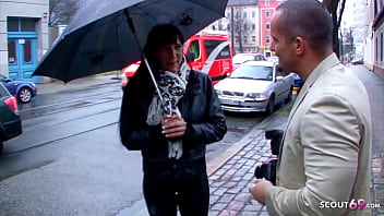 Casalinga tedesca matura in leggings di pelle viene scopata a un casting di strada