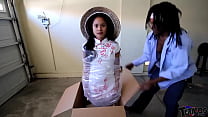 「アジアの十代のセックス人形ロボット2」青少年性パレット小さな18歳フィリピン人の十代のアジアのセックス人形ロボットのガールフレンドは、シミー・キャッシュによって箱から出されました。