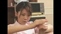 [JAV] Новенькая массажистка берет член в руки...!!! Обучение милому японскому массажу.