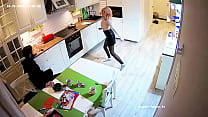 Tanzendes Mädchen wird in der Küche geblasen und ficken