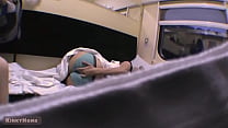 Ragazza beccata a masturbarsi sul treno pubblico