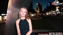 Una bella bionda tedesca con le tette piccole in un incontro di sesso reale