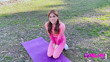 Un fan potelé parvient à baiser et à remplir la chatte de lait d'une actrice péruvienne qu'il a trouvée en train de faire des exercices dans le parc