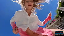 Сексуальная русская блондинка Клариса раздевается догола в бассейне для Playboy