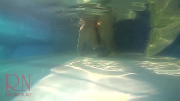 Spectacle de chatte sous-marine. Sirène doigté masturbation Fille élégante et flexible, nageant sous l'eau dans la piscine extérieure.