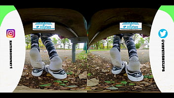 [VR180 - 3D] Mädchen mit verschwitzten adidas Turnschuhen und total dreckigen Stinkesocken stinkende Füße und leckt ihre Schuhe
