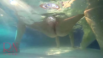 Spettacolo di figa sott'acqua. Sirena si masturba con dita Bambina elegante e flessibile, nuota sott'acqua nella piscina all'aperto.