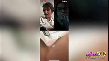 2 Mädchen und 1 Transsexueller masturbieren bei einem Videoanruf