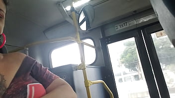 Chupando bonito dentro del bus