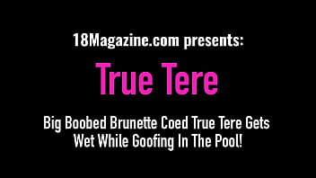 大きなおっぱいのブルネットの男女共学の真のテレは、プールでグーフィングしている間に濡れます！