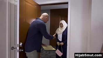 Hijab wearing muslim girl fucks her therapist