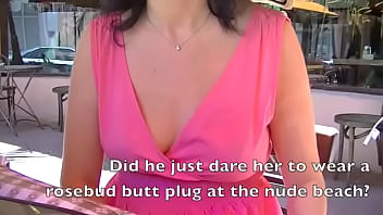 Exhibitionist Wife #81 VOLLES VIDEO - Russische MILF Tatiana Upskirt blinkt beim Mittagessen mit Ehemann und er spielt mit ihrer rasierten Muschi in der Öffentlichkeit!