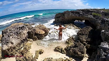 OH MIO DIO! GUARDALO! Tourist ha fatto un video di una ragazza che si masturba vicino al mare!