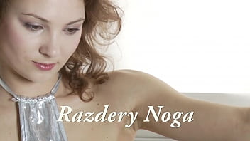 Posições flexíveis através de um verdadeiro ginasta Razdery Noga