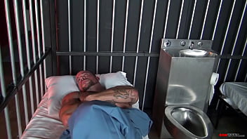 El recluso Sean Duran golpea el culo de Dirk Caber en la cárcel