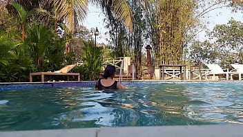 Esposa indiana fodida por ex-namorado em resort de luxo - diversão ao ar livre na piscina