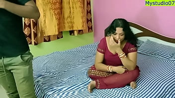 Indian Hot xxx bhabhi fazendo sexo com menino de pênis pequeno! Ela não está feliz!