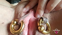 Nippleringlover geile Milf spielt mit gepiercter Muschi Reibt Klitoris extrem gepiercte Nippel Brustwarzen closeup