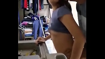 Una bella ragazza messicana amatoriale viene scopata mentre lava i piatti